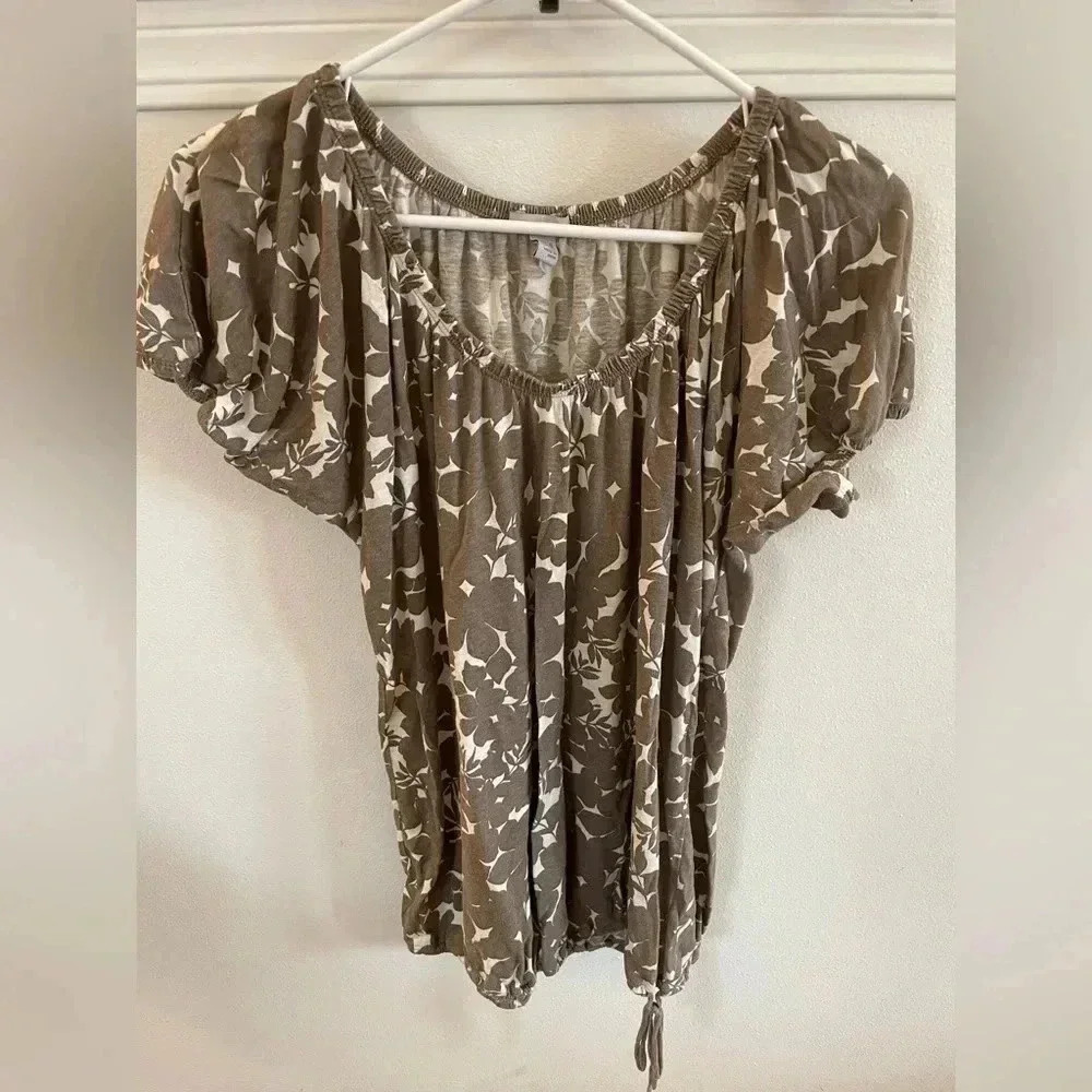 Old‎ Navy size small tan and white floral short sleeve blouse​